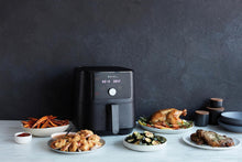 Carica l&#39;immagine nel visualizzatore di Gallery, Instant Vortex 4 Friggitrice ad aria  lt 3,8  Air Fry, Bake, Roast, Reheat 140-3093-01
