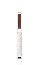 Carica l&#39;immagine nel visualizzatore di Gallery, Microplane Serie Master Zester Grattugia lama fine in acciaio inox con manico in legno 43320E
