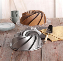 Carica l&#39;immagine nel visualizzatore di Gallery, NordicWare Stampo per Bundt Ciambella - Heritage torta con buco a spirale
