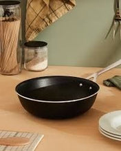 Carica l&#39;immagine nel visualizzatore di Gallery, Alessi Pots&amp;pans padella alta Wok cm 28 induzione antiaderente AJM114/28B con amico in acciaio
